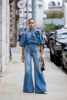 Looks Total Jeans, Outfits With Flares, Flare Jeans Outfit, Casual Denim Shirt, Moda Denim