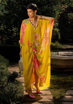 Paulmi & Harsh-Yellow Refreshing Floral Kaftan With Slip-INDIASPOPUP.COM Kaftan Set, Morning Dress, 1950’s Fashion, Kaftan Designs, Poolside Fashion, Lime Yellow, Fancy Blouse, Cowrie Shells, Fancy Blouses