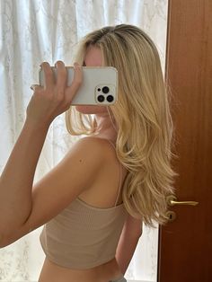 Pretty Blonde Hair Aesthetic, Blonde Hair With Dirty Blonde Roots, Honey Blonde Balayage Long Hair, Golden Blonde Dark Roots, Blonde Hair Aesthetic Girl, Honey Blonde Hair With Dark Roots, Blonde Long Hair With Layers, Blonde Honey Hair, Golden Blonde Hair With Dark Roots