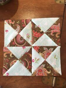 Hourglass Super Fast Quilt Blocks –  Tutorial – All free – Crafts for love Hourglass Block Tutorial, Traditional Quilt Blocks Patterns, Hourglass Quilts, Scrap Basket, Quilting Blocks, Quilting Designs Patterns, Quilt Square Patterns