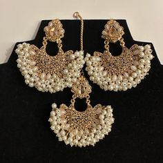 Elegant Set Earrings + Tikka Luxury White Tikka For Festive Season, Luxury Elegant Tikka With Zari Work, Indian Jewelry Set, Indian Jewelry Sets, Set Earrings, Elegant Sets, Design Color, White Cream, Traditional Design