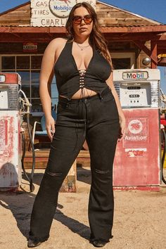 Major trend alert! Our Women's Plus Size High-Rise Distressed Super Flare Jean. Designed with a flared fit, rips at knees, and frayed hemline. Featuring five-pocket construction, single-button closure with front zip, and belt loops.Measurement For Size 14 (Based on size 18)- Inseam: 31” - Rise (To top edge of band): 11.25” - Leg Opening: 21.5” Composition For Color L933 and M933:- 75% Cotton/ 23% Polyester/ 1% Rayon/ 1% Spandex • Machine wash cold.• Model is wearing a size 14 in color L933 and M Super Flare Jeans, Ymi Jeans, Girl Lifestyle, L And Light, Country Girl, Country Girls, Flare Jeans, High Rise, Texas