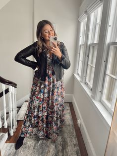 Maxi Dress With Boots Long, Floral Maxi Dress Winter Outfit, Maxi Dress Leather Jacket Outfit, Business Casual Maxi Dress, Fasion2022 Casual, Dress And Jacket Outfit Formal, Business Casual Plus Size Women, Tiered Maxi Dress Outfit, Maxi Dress With Leather Jacket