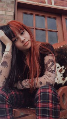 Red And Black Hair Ideas, Hair Color Combinations, Black Hair Ideas, Colourful Hair, Black Hair With Highlights, Split Hair, Peinados Fáciles Para Cabello Corto