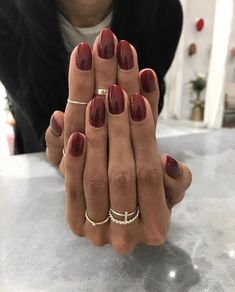 Unghie Sfumate, Maroon Nails, Red Nail Polish, Makijaż Smokey Eye, Red Nail, Oval Nails, Minimalist Nails