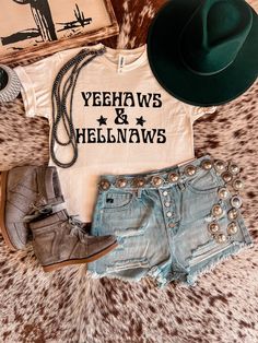 Western Vinyl Shirts, Country Clothes Women, Cowgirl Style Outfits Summer, What To Wear To A Country Concert, Western Tshirts, Cute Cowgirl Outfits, Country Style Outfits