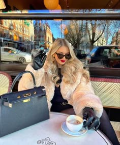 Classy Business Outfits, Mode Editorials, New York Outfits, Luxury Lifestyle Women, Chique Outfits, Corporate Outfits, Classy Work Outfits, Fur Fashion, Business Outfits