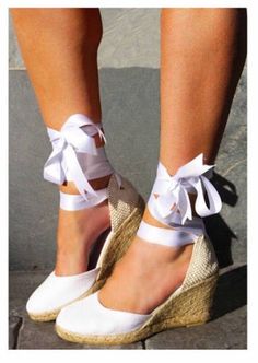 We SHIP ✈️ WORLDWIDE 🌍 Chloe Wedge shoes, perfect for a boho look for that special day ;) *Organic cotton upper. *Organza ribbon ties. *Wedge heel made of natural jute. **HEEL HEIGHT: -Platform Wedges : 10 CM - 4 INCHES -High Heel: 8.5 CM - 3.34 INCHES -Medium Heel: 5 CM - 1.96 INCHES -Low Heel : 3 CM - 1.18 INCHES PLEASE NOTE: the rose anklets shown in photo ARE NOT included in price. Tag Us on INSTAGRAM! : https://www.instagram.com/IBIZENCAS We would love to see your wedding photos :) Careful Chloe Wedges, Medium Wedges, Bridal Foot Jewelry, Reception Shoes, White Reception, Bridal Flip Flops, Custom Wedding Shoes, White Bridal Shoes, Ivory Bridal Shoes