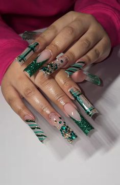 Christmas Green Nails Acrylic, Red And Green Nails Acrylic, Green Christmas Acrylic Nails, Christmas Baddie Nails, Green Christmas Nails, Black Gold Nails, Neat Nails, 3d Nail Art Designs, Green Acrylic Nails