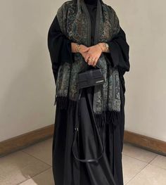 Fitting Room Photo Ideas, Saudi Style Abaya, Abaya In Winter, Hijab Modest Outfits, Winter Abaya Outfits, Abaya Wardrobe, Hijabi Outfit Inspiration, Pashmina Outfit, Hijabi Fashion Abayas