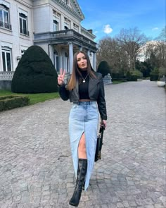 Denim Skirt Chic Outfit, Split Maxi Skirt Outfit, Red Dress With White Boots, Fall Leather Outfits, Midi Denim Skirt Fall Outfit, Stylish Skirt Outfits, Fall Chic Outfits 2023, Skirt Jeans Outfit Winter, Blue And Grey Outfit Women