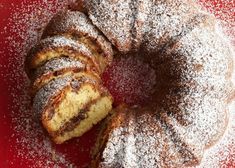 powdered sugar sprinkled on top of a bundt cake