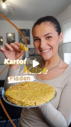 a woman holding a plate with food on it and the caption reads, karote & fladen