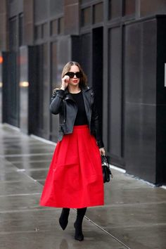 Red Shirt And Skirt Outfit, Red Skirt Styling, Midi Red Skirt Outfit, Styling Red Skirt, Black Full Skirt Outfit, Red Skirt Outfit Fall, Red Skirt Outfit Winter, Red And Black Clothes, Red Skirt Outfit Ideas