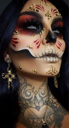 Sarah Cabrera, Makijaż Sugar Skull, Maquillage Halloween Simple, Halloween Makeup Sugar Skull, Holloween Makeup, Dead Makeup, Cross Earring, Halloween Makeup Pretty, Cool Halloween Makeup