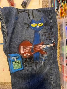 Pete The Cat Shirt Diy, Pete The Cat Outfit, Pete The Cat Art, Funky Clothes, Geeky Clothes, Silly Clothes, Jean Crafts, Pete The Cat, Swaggy Outfits