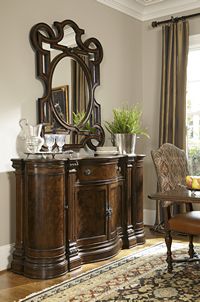 a room with a chair, table and mirror in it's centerpieces