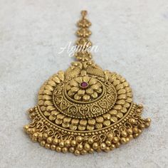 Tikka Jewelry Punjabi, India Jewelry Gold, Unique Wedding Hair, Gold Tikka, Tikka Jewelry, Bridal Jewelry Vintage, Gold Bridal Jewellery Sets, Hair Jewellery, Maang Tikka