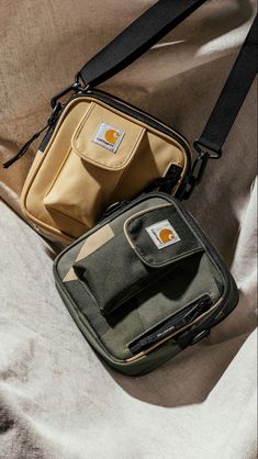 #bag #purse #hypebeast #carhartt #carharttwip #fashion #mensclothing #mens #womenfashion Carhartt Bag Aesthetic, Carhartt Purse, Carhartt Wip Bag, Carhartt Bag Outfit, Carhartt Crossbody Bag, Carhartt Essentials Bag, Carhartt Bags, Carhartt Bag, Carhartt Accessories