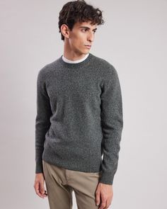 Men's round-neck sweater in extra-fine recycled wool with ribbed cuffs, collar and waistband. Wool Sweater With Ribbed Collar And Crew Neck, Wool Sweater With Ribbed Crew Neck, Merino Wool Polo Sweater With Ribbed Crew Neck, Merino Wool Polo Sweater With Ribbed Collar, Wool Polo Sweater With Crew Neck And Fine Knit, Classic Polo Sweater With Crew Neck And Ribbed Cuffs, Wool Polo Sweater With Fine Knit Crew Neck, Classic Crew Neck Polo Sweater With Ribbed Cuffs, Classic Wool Polo Sweater With Crew Neck