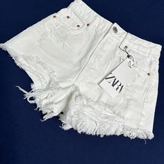 Zara Women's Size 0 Nwt High Waist Cutoff Denim Jean Shorts Distressed White Condition Is "New With Tags" Please See Photos For Measurements And Garment Tags. Mall Shopping, White Ripped Jeans, White Jean Shorts, Boat Trip, Zara Shorts, Denim Jean Shorts, Zara White, Short Jeans, My Outfit