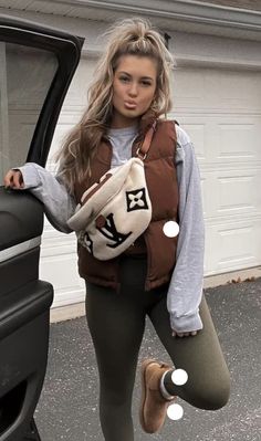 Haunted Trail Outfit Ideas, Call Outfits 2024, Casual Winter Outfits For Women Comfy, Winter Tennessee Outfits, Pigeon Forge Outfits, Utah Mom Aesthetic Outfits, Football Game Outfits For Women Winter, Nfl Outfit Ideas Woman Winter, Hockey Game Outfits For Women Winter