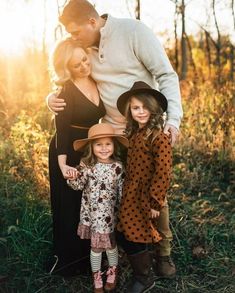 27 Creative Family Photo Ideas to Melt Your Heart #Photography Family Photo Outfits Winter, Family Photoshoot Outfits