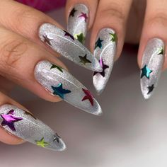 41 Cat Eye Nails for a Cute and Sparkly Manicure 2024 Inspo Cat Eyes Nail Design, Cat Eye Nails With Charms, Cat Eye Stiletto Nails, Chrome Cat Eye Nails, Silver Cat Eye Nails, Sparkly Manicure, Cat Nail Designs, Silver Cat Eye, Mehendi Decor