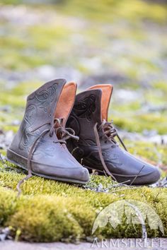 Viking Leather Shoes with Lacing and Wolf Embossing for sale. Available in: brown leather, black leather, rubbed brown leather :: by medieval store ArmStreet Women Viking, Medieval Boots, Costume Viking, Viking Shoes, Viking Costume, Viking Clothing, Medieval Costume, Costume Shoes, Modern Shoes