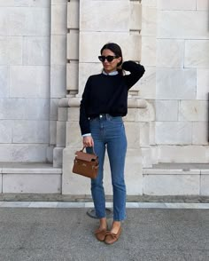 Classic Cool Style, Cute Fall Mom Outfits 2024, Spring Work Outfits Casual, Jeans Outfit Spring Work, Timeless Style Outfits, Sweater Office Outfits, Jeans Work Outfits Women, Classy Mom Outfits, Europe Street Fashion