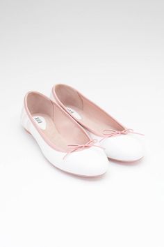 Our Ladies Lyra Ballet Flats feature a traditional design with a supple Nappa leather upper creating a beautifully soft, matt finish. Crafted for all day comfort, our Ballet Flats are the perfect shoe for on the go with its cushioned teardrop heel and elastic drawstring allowing for a customisable fit. Our BLOCH Ballet Flats come specially packaged in a drawer box; individually wrapped in tissue paper and kept in a breathable mesh ribbon bag. Features Nappa leather upper Matte finish All-weather TPU outsole Textile lining  Cushioned teardrop heel Functional elastic drawstring  Bloch branding Heel tab Ballerina Essentials, Cute Flats Shoes, Cute Flat Shoes, Bloch Ballet, Ballet Flats White, Ballet Essentials, Ribbon Bag, Pretty Flats, Pink Ballet Flats