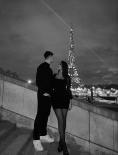 Couple poses, paris, eiffelturm, france, love, aestethic Paris Aesthetic Couple, Ensemble Couple, Paris Couple Pictures, Couple Draw, Couples Drawing, Couple Cuddling, Pic Couple, Paris Instagram Pictures, Couples Pic