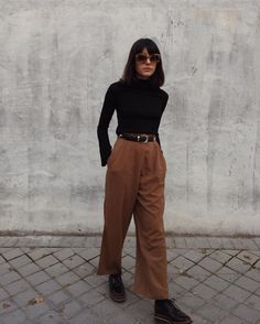 d a i s y More Tan Pants Outfit, Style Muse, Looks Street Style, Neutral Fashion, Look Vintage, Work Fashion, Minimal Fashion, Pants Outfit