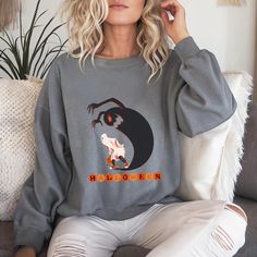 Sudadera fantasma de Halloween, camisa de Halloween para mujer, camisa de fiesta de Halloween, sudadera de otoño, regalo de Halloween, disfraz de Halloween. ¡Cómo hacer tu pedido de manera fácil! 1.Echa un vistazo a todas las fotos del producto, ¡una de ellas incluye las medidas para ayudarte a elegir el tamaño perfecto! 2.Elige el tipo de producto y el color que más te guste. 3.Selecciona el tamaño que mejor se ajuste a tus necesidades. 4.Haz clic en "AGREGAR AL CARRITO". Si lo deseas, puedes seguir agregando más productos, colores o detalles antes de finalizar la compra. 5.Una vez que hayas agregado tu nota, solo tienes que hacer clic en "Continuar con el pago" para completar tu pedido. ¡Consejos para cuidar tu prenda! Para que siempre luzca como nueva, dale la vuelta antes de lavarla y Halloween Cosplay Long Sleeve Tops, Fall Costume Party Long Sleeve Tops, Long Sleeve Tops For Costume Party, Fall, Long Sleeve Tops For Costume Party In Fall, Long Sleeve Tops With Character Print For Cosplay, White Halloween Cosplay Top, Fall Cosplay Long Sleeve Tops, White Top For Halloween Cosplay, Halloween Cosplay Long Sleeve Sweatshirt