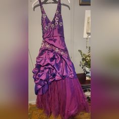 Exquisite Embroidery And Beadwork On This Purple Halter Gown. Fully Lined Taffeta And Tulle With Built In Crinoline And Bodice Boning. Halter Back Laces Up To Waist. Originally $199, I Paid $60. Never Worn, Still Has Tags! Gray Evening Gown, Goth Prom Dress, Halter Prom Dress, Black Beaded Dress, Long Fitted Dresses, Green Silk Dresses, Halter Prom Dresses, Draped Midi Dresses, Random Aesthetic