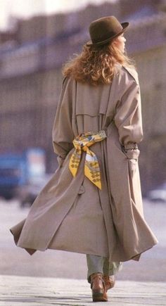 Trenchcoat Outfit, Silk Scarf Style, California Outfits, Coat Street Style, Ways To Wear A Scarf, Skandinavian Fashion, Scarf Outfit, Mode Boho, How To Wear Scarves