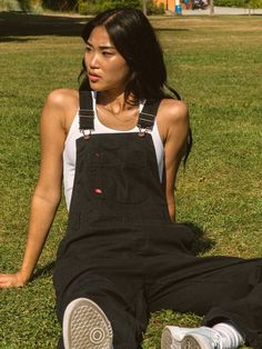 Dickies Style Women, Dickies Overalls Outfits Women, Black Overalls Outfit Aesthetic, Overall Outfits Women, Dickies Overalls Outfit, Black Dungarees Outfit, Outfits With Overalls, Dickies Outfit Women, 90s Overalls Outfit