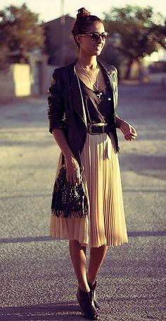 Stil Rock, Moda Casual Chic, Accordion Skirt, Styling Guide, Trendy Skirts, Cooler Look, Looks Street Style, Midi Skirts