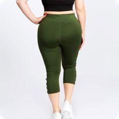 Forest Green Plus Size Cross Me Pocket Capri – Runner Island® Plus Size Workout, Plus Size Leggings, Summer Clothing, Easy Christmas, Cross Designs, Capri Leggings, Christmas Treats, Cross Straps, Easy Desserts