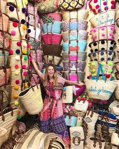 L'immagine può contenere: 1 persona Round Straw Bag, Diy Beach, Sac Diy, Basket Case, Straw Beach Bag, Summer Handbags, Straw Tote Bag, Girly Bags, Rattan Bag