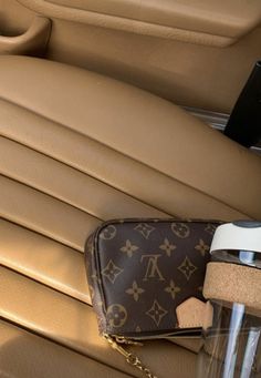 Vuitton Outfit, Cream Aesthetic, Stylish Purse, Luxury Aesthetic, Classy Aesthetic, Beige Aesthetic, Brown Aesthetic, Night Aesthetic