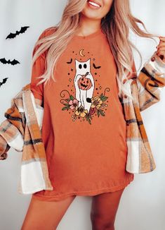 Cat Comfort, Retro Ghost, Cat Ghost, Chat Halloween, Mom Fall, Halloween Retro, Ghost Sweatshirt, Halloween Graphic Tees, Ghost Cat