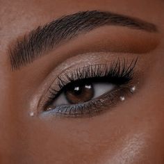 Simple Rhinestone Eye Look, Festival Makeup Looks Glitter Eye, Rhinestone Makeup Ideas, Brown And White Makeup, Green And White Eye Makeup, Make Up With Strass Glitter, Prom Makeup With Rhinestones, White Prom Makeup, Makeup Strass Eye