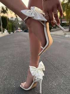 Cool Fancy Shoes, Classy High Heels Aesthetic, Long Luxury Dresses, Heels For White Dress Classy, White Bow Heels Wedding, Sweet 16 Dresses Elegant, Dream Wedding Heels, Elegant Wedding Dress Reception, Candle Stand Decor Ideas Wedding