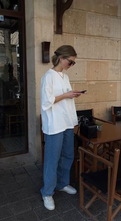 Oversize Look Style, Cool Minimalist Outfits, Oversized Shirt Jeans Outfit, Long Tshirt Outfit Jeans, Big Tshirt And Jeans Outfit, Summer Outfit Minimalistic, Oversized Spring Outfit, Baggy Oversized Outfit, Outfits With White Tshirt