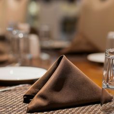 10 Ways to Fold A Napkin for the Ultimate Dining Experience Ways To Fold A Napkin, Restaurant Napkins, Fold A Napkin, Seafood Seasoning, Steak And Seafood, Dinner Table Setting, Table Sets