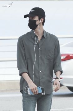 Kpop Airport Fashion Male, Kpop Airport Fashion, Boys Dressing, Exo Fashion, Male Shirt, Casual Chinos, Outfits Hombre, Fashion Male, Icn Airport