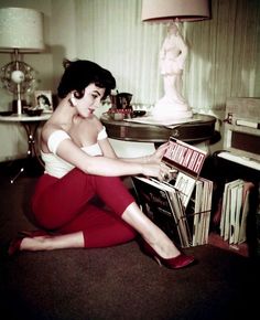 Elizabeth Taylor in a red court heel Vivien Leigh, Joan Collins, Va Va Voom, Salma Hayek, Elizabeth Taylor, Brigitte Bardot