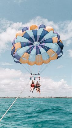 turquoise ocean with small waves, 2 best friends parasailing on spring break Parasailing Aesthetic, Cruise Pics With Friends, Picture Ideas Best Friends, Parasailing Pictures, Dominican Vacation, Cruise With Friends Aesthetic, Florida Girls Trip Aesthetic, Diy Birthday Party Decorations, Carnival Dream Cruise Ship Pictures