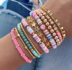 Clay Bead Bracelet Ideas Not Preppy, Beads Bracelet Design Summer, Clay Bead Accessories, Preppy Bracelet Patterns, Preppy Beaded Bracelet Ideas, Aesthetic Braclets Ideas Beads, Aesthetic Heishi Bracelet Ideas, Aesthetic Clay Bracelets, Heishi Bracelet Ideas Preppy